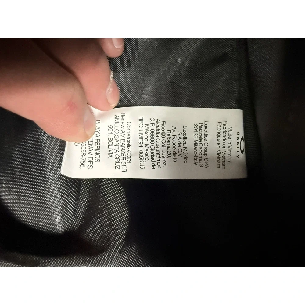 Oakley Endless Adventure Carry-On Luggage FOS901349  Tree Logo The Classic EUC‎